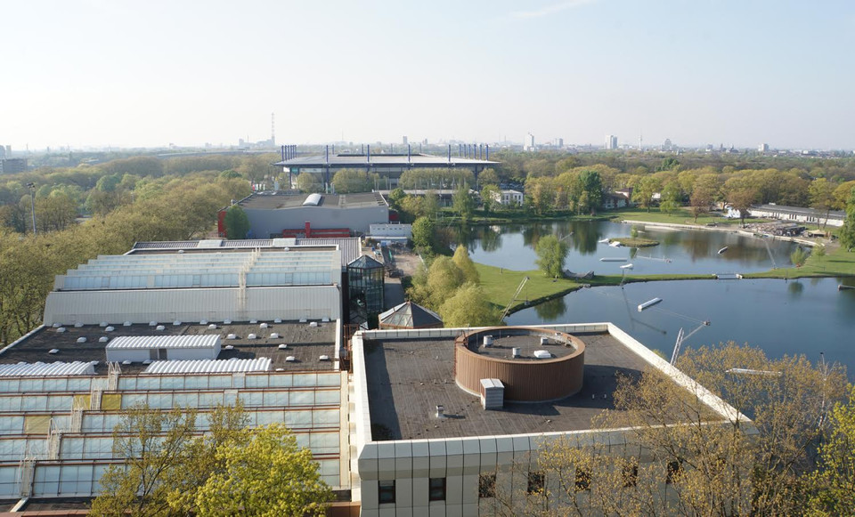 Phía xa, cạnh Trường Thể thao Wedau, là sân Schauinsland-Reisen, sân nhà của CLB MSV Duisburg. (Ảnh: Phạm Văn Thắng/Vietnam+)