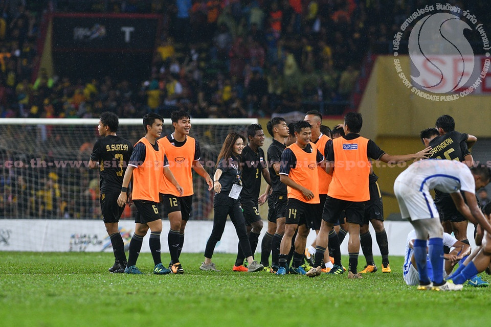 ...chung vui cùng các cầu thủ U22 Thái Lan. (Nguồn: siamsport.co.th)