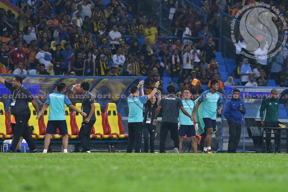 Wongopasi ăn mừng cùng ban huấn luyện sau khi trận đấu kết thúc. (Nguồn: siamsport.co.th)