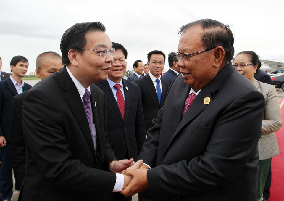 Sáng 11/11/2017, tại Sân bay quốc tế Đà Nẵng diễn ra Lễ tiễn chính thức Tổng Bí thư, Chủ tịch Lào Bounnhang Vorachith và Phu nhân cùng đoàn đại biểu cấp cao tham dự Tuần lễ Cấp cao APEC 2017 tại thành phố Đà Nẵng. Trong ảnh: Bộ trưởng Bộ Khoa học và Công nghệ Chu Ngọc Anh tiễn đoàn tại Sân bay quốc tế Đà Nẵng. (Ảnh: TTXVN)