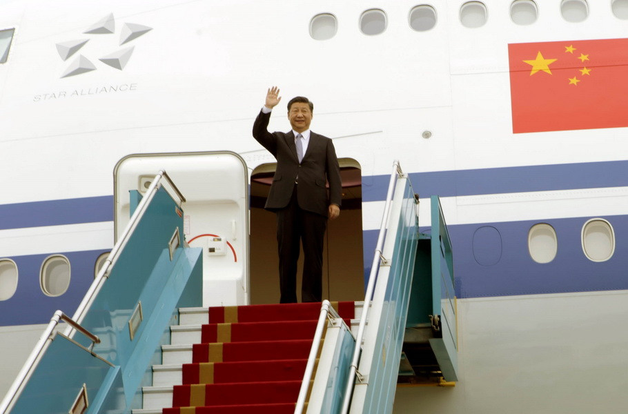 Tổng Bí thư, Chủ tịch nước Trung Quốc Tập Cận Bình đến Sân bay Quốc tế Nội Bài, Hà Nội. (Ảnh: Nguyễn Dân/TTXVN)