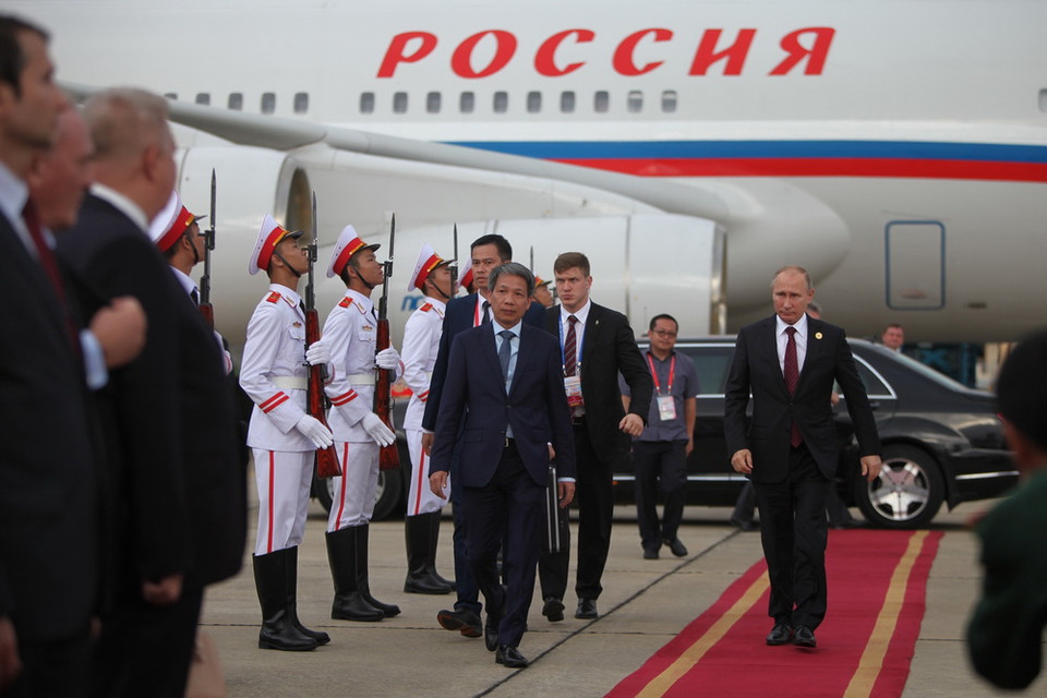  Chiều 11/11/2017, tại Sân bay quốc tế Đà Nẵng diễn ra Lễ tiễn chính thức Tổng thống Nga Vladimir Putin cùng đoàn đại biểu cấp cao tham dự Tuần lễ Cấp cao APEC 2017 tại thành phố Đà Nẵng. Bộ trưởng Bộ Thông tin và Truyền thông Trương Minh Tuấn tiễn đoàn tại Sân bay quốc tế Đà Nẵng. (Ảnh: TTXVN)