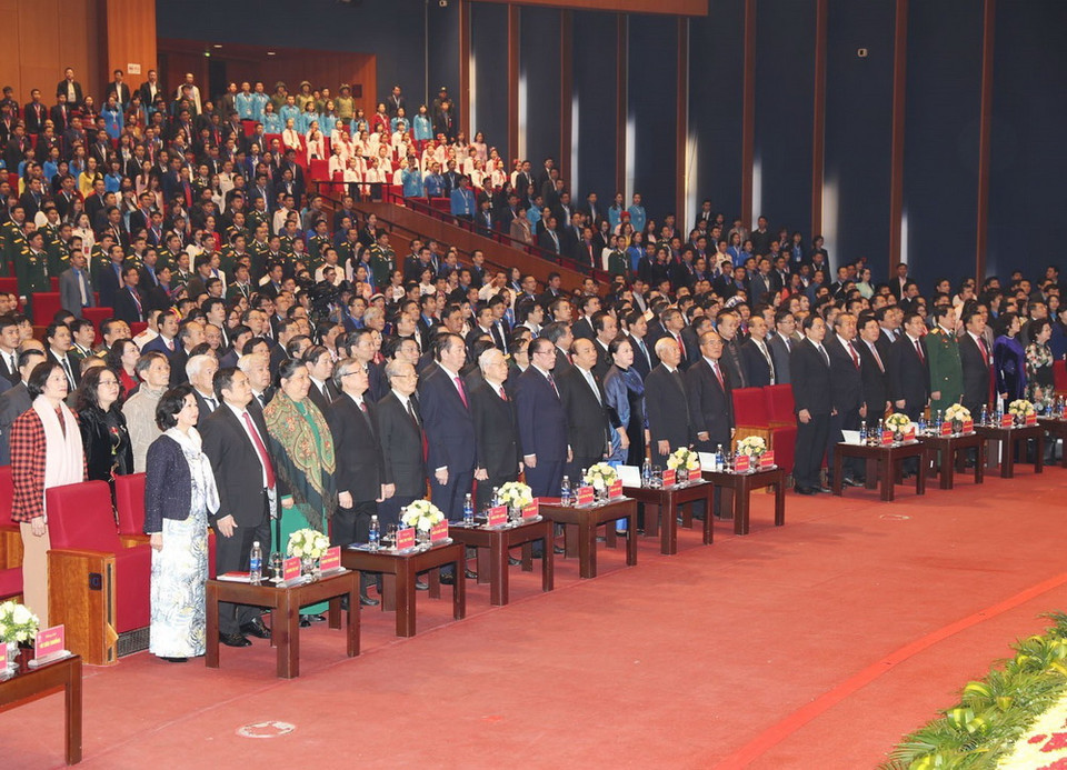 Các lãnh đạo Đảng, Nhà nước và các đại biểu thực hiện nghi lễ chào cờ tại Đại hội. (Ảnh: TTXVN)