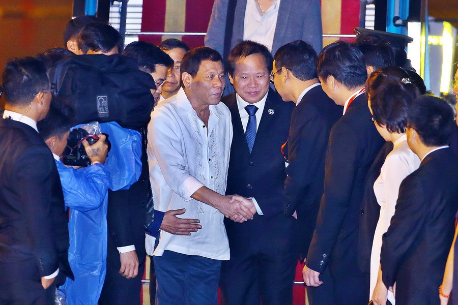 Nhận lời mời của Chủ tịch nước Trần Đại Quang và Phu nhân, chiều 8/11/2017, Đoàn lãnh đạo cấp cao nền kinh tế Philippines do Tổng thống Rodrigo Duterte dẫn đầu, tới thành phố Đà Nẵng, bắt đầu tham dự Tuần lễ Cấp cao APEC 2017. (Ảnh: TTXVN)