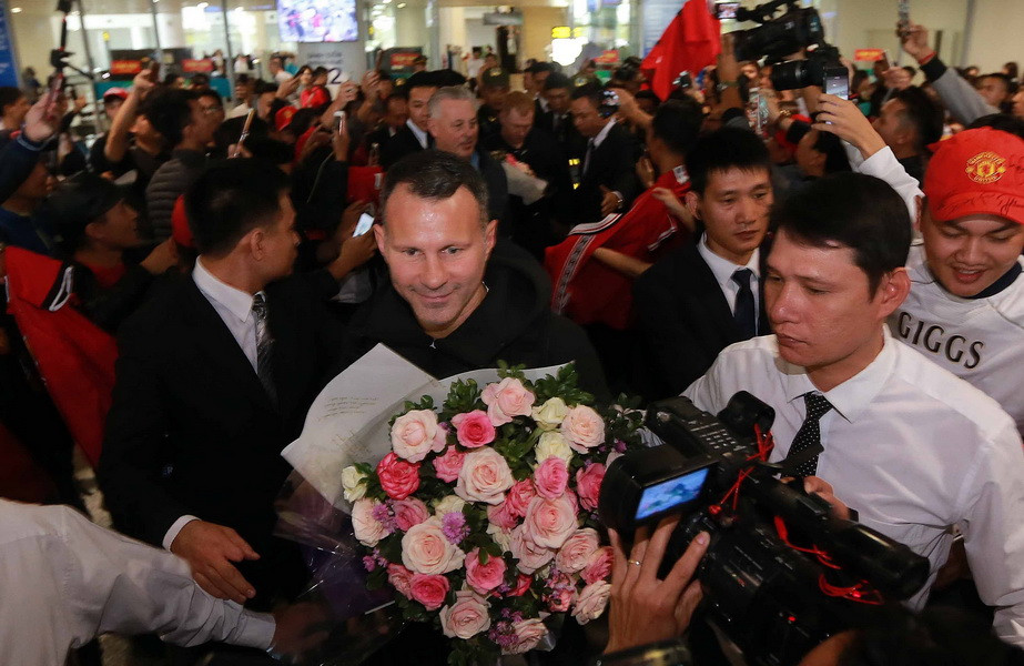 Giggs được người hâm mộ chào đón tại sân bay. (Ảnh: Quốc Khánh/TTXVN)