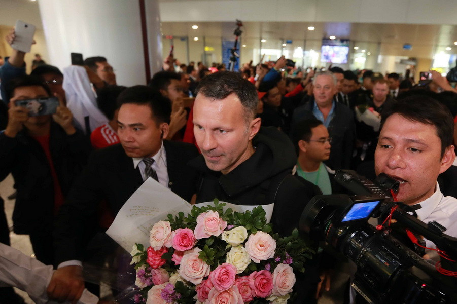 Danh thủ Ryan Giggs đến Hà Nội. (Ảnh: Quốc Khánh/TTXVN)
