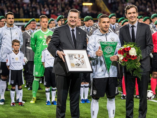 Liên đoàn bóng đá Đức DFb tri ân Podolski (Nguồn: DFb.de)