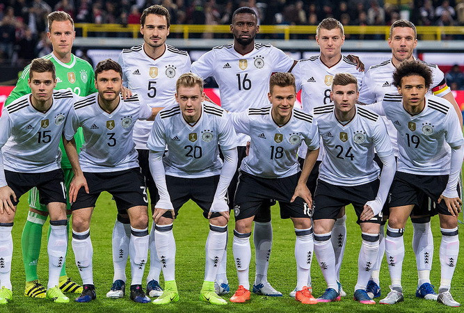 Đội hình tuyển Đức trong trận đấu với Anh. Podolski ra sân với băng đội trưởng (Nguồn: DFb.de)