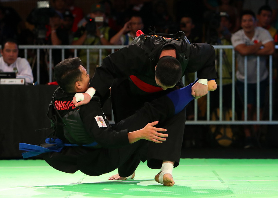 Nguyễn Văn Trí (phải, đai đỏ) áp đảo trước Muhammad Shakir. (Ảnh: Quốc Khánh/TTXVN)