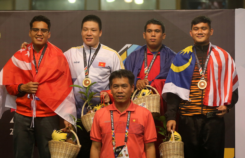 Nguyễn Văn Trí (thứ hai từ trái sang) trên bục nhận HCV. (Ảnh: Quốc Khánh/TTXVN)