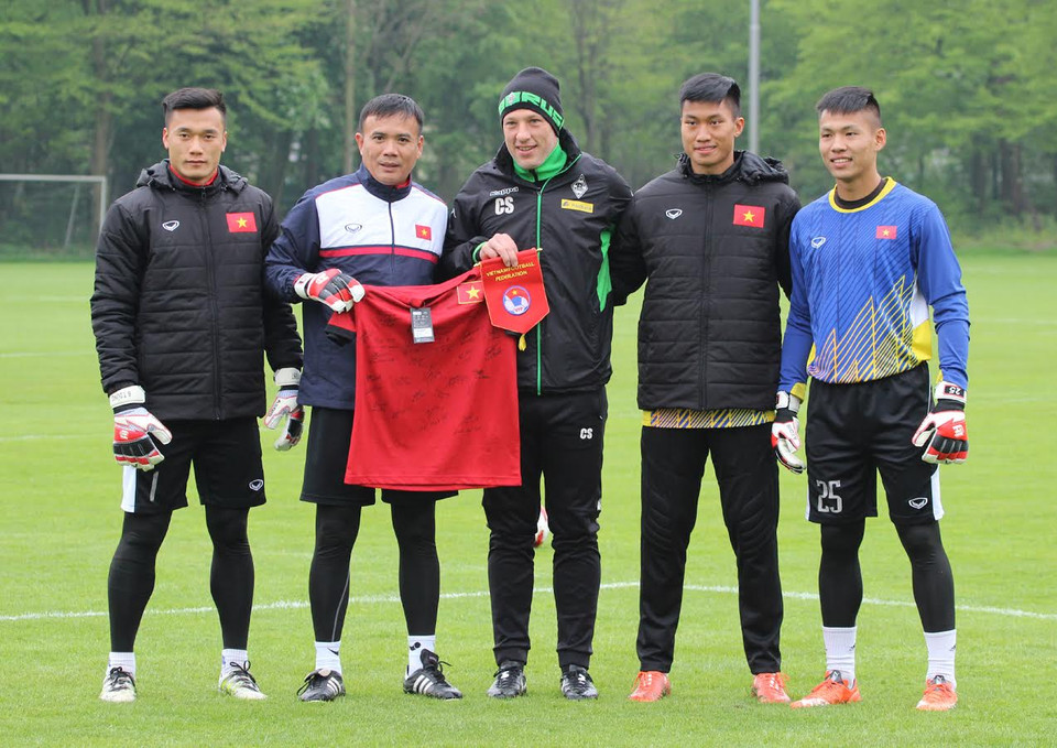 HLV thủ môn Christoph Semmler (giữa) của đội U23 Borusia Mönchengladbach chụp ảnh lưu niệm cùng HLV thủ môn Trần Minh Quang và các thủ môn của đội tuyển U20 Việt Nam. (Ảnh: Phạm Văn Thắng/Vietnam+)