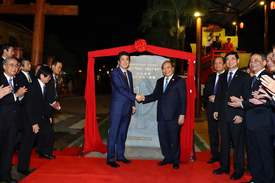 Thủ tướng Nguyễn Xuân Phúc và Thủ tướng Nhật Bản Shinzo Abe khai trương Không gian văn hoá Việt-Nhật. (Ảnh: TTXVN)