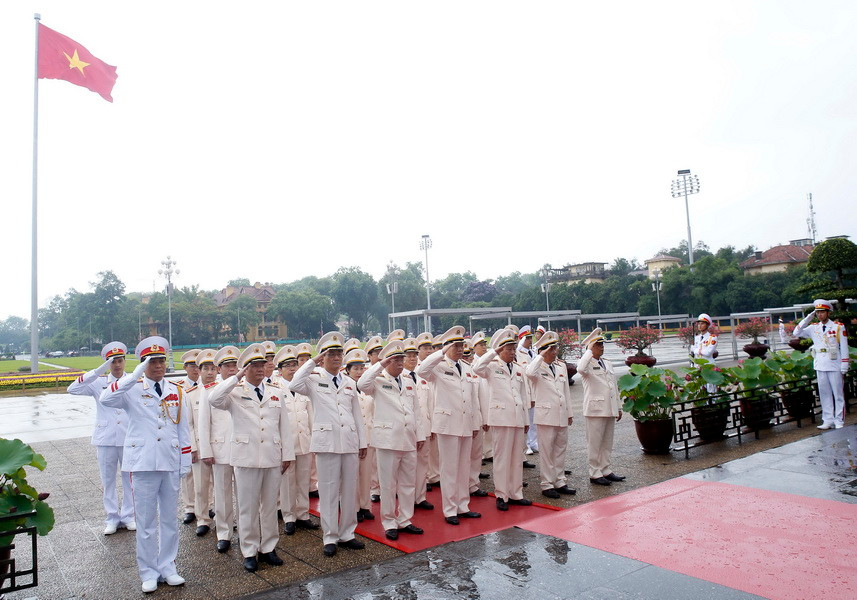 Đoàn đại biểu Đảng ủy Công an Trung ương và Bộ Công an đặt vòng hoa và vào Lăng viếng Chủ tịch Hồ Chí Minh. (Ảnh: Văn Điệp/TTXVN)
