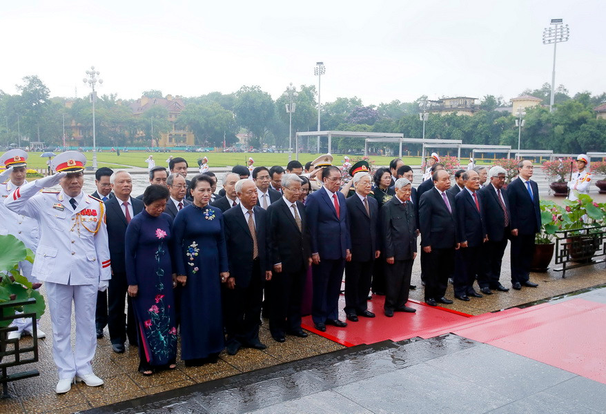 Đoàn lãnh đạo Đảng, Nhà nước đặt vòng hoa và vào Lăng viếng Chủ tịch Hồ Chí Minh. (Ảnh: Văn Điệp/TTXVN)