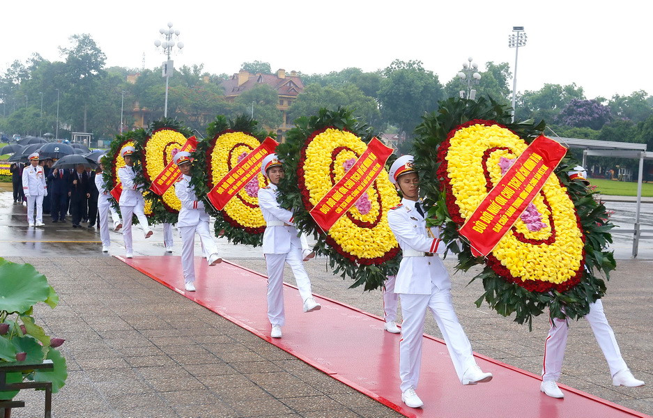 Đoàn lãnh đạo Đảng, Nhà nước đặt vòng hoa và vào Lăng viếng Chủ tịch Hồ Chí Minh. (Ảnh: Văn Điệp/TTXVN)