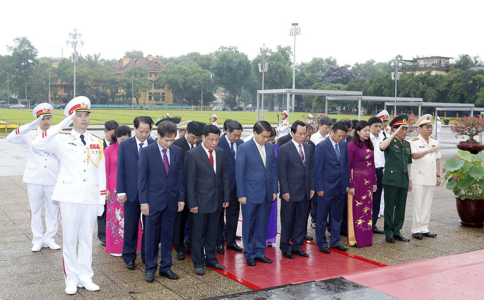 Đoàn Đại biểu Thành ủy, HĐND, UBND, Ủy ban Mặt trận Tổ quốc Thành phố Hà Nội đặt vòng hoa và vào Lăng viếng Chủ tịch Hồ Chí Minh. (Ảnh: Văn Điệp/TTXVN)