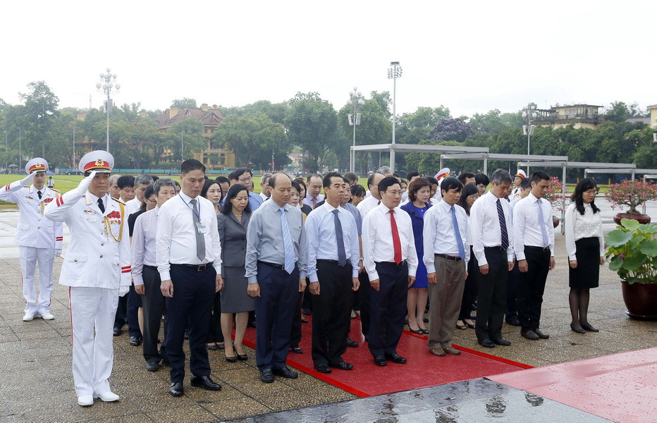 Đoàn Đại biểu Bộ Ngoại giao đặt vòng hoa và vào Lăng viếng Chủ tịch Hồ Chí Minh. (Ảnh: Văn Điệp/TTXVN)