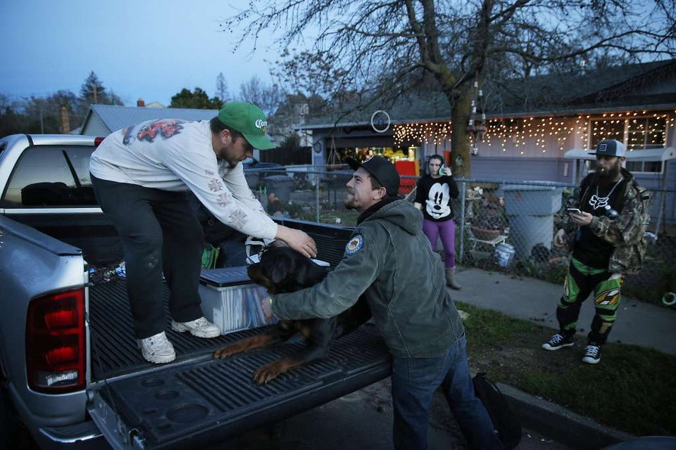 Người dân sơ tán khỏi thành phố vì lo sợ tình trạng sạt lở gần đập tràn phụ của đập có thể ảnh hưởng nơi ở của họ. Ảnh chụp ngày 12/2. (Nguồn: Carlos Avila Gonzalez, The Chronicle)