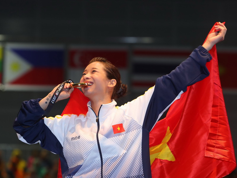 Dương Thúy Vy trên bục nhận HCV nội dung kiếm thuật.