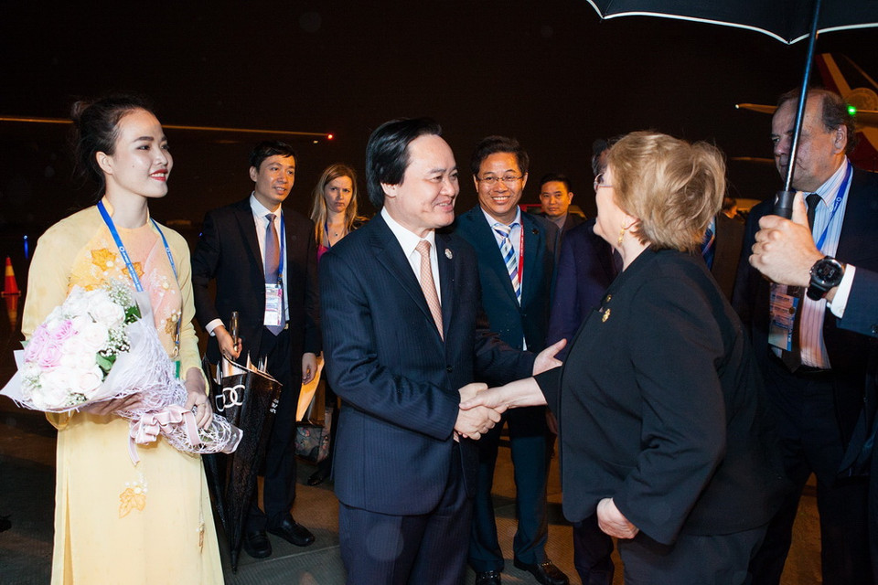 Tối 11/11/2017, tại Sân bay quốc tế Đà Nẵng diễn ra Lễ tiễn chính thức Tổng thống Chile Michelle Bachelet cùng đoàn đại biểu cấp cao tham dự Tuần lễ Cấp cao APEC 2017 tại thành phố Đà Nẵng. Bộ trưởng Bộ Giáo dục và Đào tạo Phùng Xuân Nhạ tiễn đoàn tại Sân bay quốc tế Đà Nẵng. (Ảnh: TTXVN)