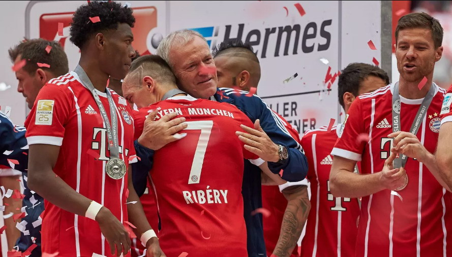 Ribéry, người đã giành danh hiệu Bundesliga thứ 7 vào năm 2017, vẫn là một thành viên quan trọng của Bayern. Vào cuối mùa giải cuối cùng, anh đã gửi lời chia tay tới hai người đồng đội đã luôn sát cánh cùng anh suốt những năm tháng qua: Hermann Gerland và Philipp Lahm. Bản thân cầu thủ người Pháp cũng đã gia hạn hợp đồng thêm một năm. (Nguồn: fcbayern.com)