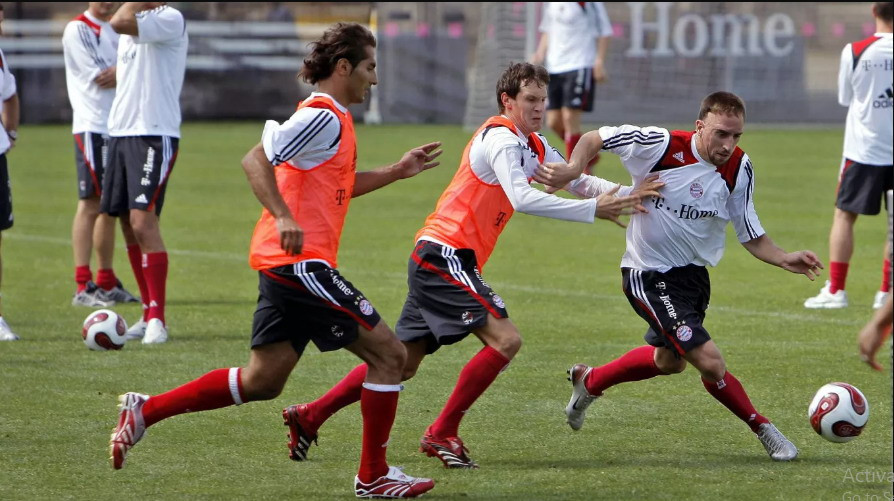 Hàng nghìn người hâm mộ và hàng chục nhà báo đã tới Säbener Straße ngày 3/7/2007 để xem buổi tập đầu tiên của Franck Ribéry tại FC Bayern. Anh đã ngay lập tức chứng tỏ được khả năng của mình. Stefan Fürstner và Hamit Altintop đã phải vật lộn để kiềm chế “cơn lốc” này. (Nguồn: fcbayern.com)