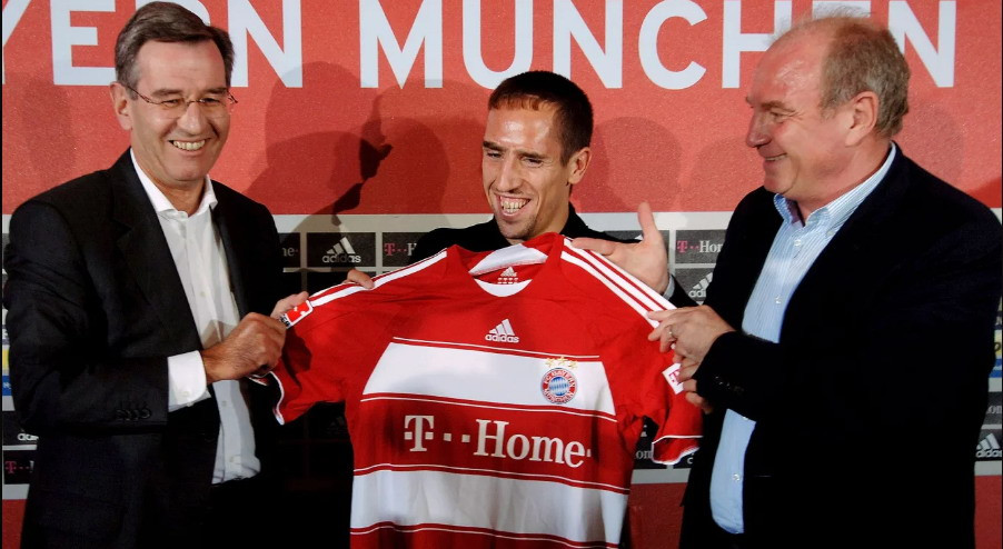 Ngày 7/6/2007 là một ngày hạnh phúc của FC Bayern khi Franck Ribéry ký hợp đồng và chuyển đến thi đấu cho câu lạc bộ. Cầu thủ người Pháp 24 tuổi từng thi đấu cho Marseille và được trao áo số 7, số áo từng được huyền thoại Mehmet Scholl mang trong mùa giải trước đó. (Nguồn: fcbayern.com)