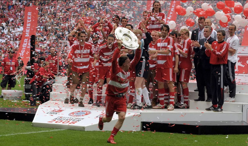 Sau một năm trắng tay, Bayern đã trở lại đỉnh cao vào cuối mùa giải. Ribéry, người có đóng góp rất lớn trong thành công này, và đã cầm chiếc khiên của nhà vô địch và chạy biến đi cùng nó. (Nguồn: fcbayern.com)