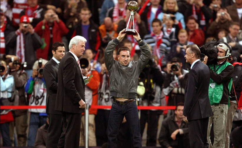 Ngay từ những ngày đầu, Ribéry đã nổi tiếng là hay bày trò. Ví dụ, anh từng dội nguyên một xô nước vào Oliver Kahn. Và các đồng đội không thể quên được chuyến xe bus tới trại tập huấn ở Dubai năm 2009, khi ​'tài xế' Ribéry phá hoại một số biển báo trên đường. (Nguồn: fcbayern.com)