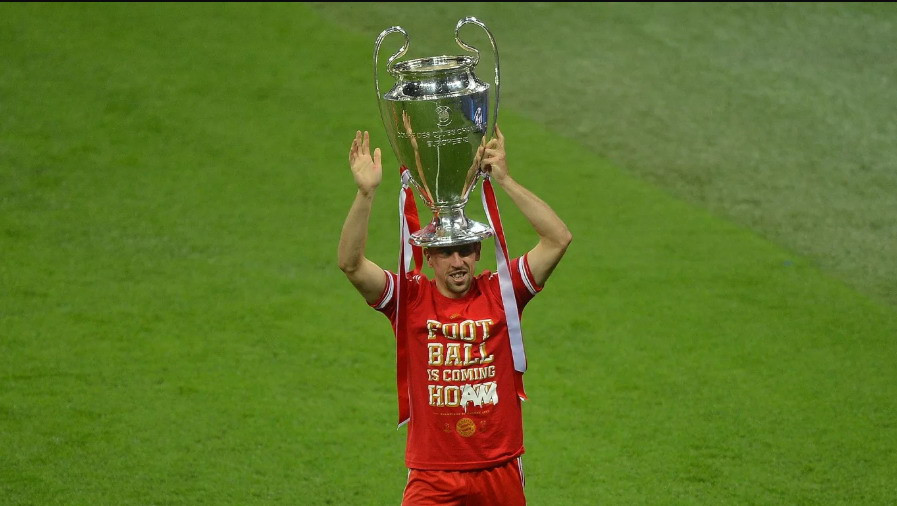 2013 là năm thành công nhất của Ribéry. Ngoài danh hiệu tại Bundesliga và cúp DFB, Bayern còn vô địch Champions League. Ribéry đã ghi bàn thắng quyết định trong trận chung kết và được chạm tay vào chiếc cúp anh đã theo đuổi suốt nhiều năm. (Nguồn: fcbayern.com)