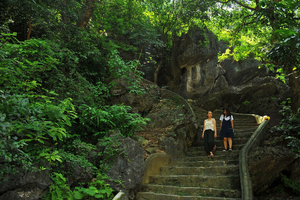 Động Am Tiên giữ được những nét đẹp hoang sơ tự nhiên, muốn lên được động Am Tiên chính du khách phải trải qua hơn 200 bậc đá. (Ảnh: Minh Đức/TTXVN)
