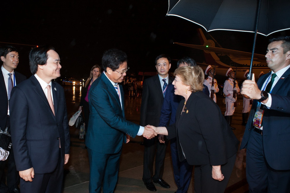 Tối 11/11/2017, tại Sân bay quốc tế Đà Nẵng diễn ra Lễ tiễn chính thức Tổng thống Chile Michelle Bachelet cùng đoàn đại biểu cấp cao tham dự Tuần lễ Cấp cao APEC 2017 tại thành phố Đà Nẵng. Bộ trưởng Bộ Giáo dục và Đào tạo Phùng Xuân Nhạ tiễn đoàn tại Sân bay quốc tế Đà Nẵng. (Ảnh: TTXVN)