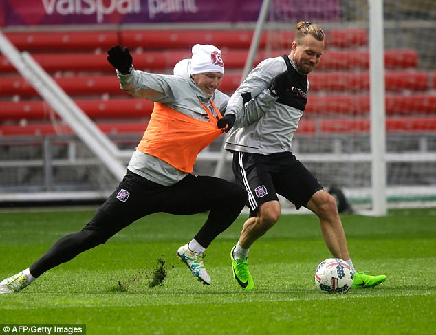 Sau buổi ra mắt, Schweinsteiger cũng đã ra sân tập luyện cùng đội bóng mới.