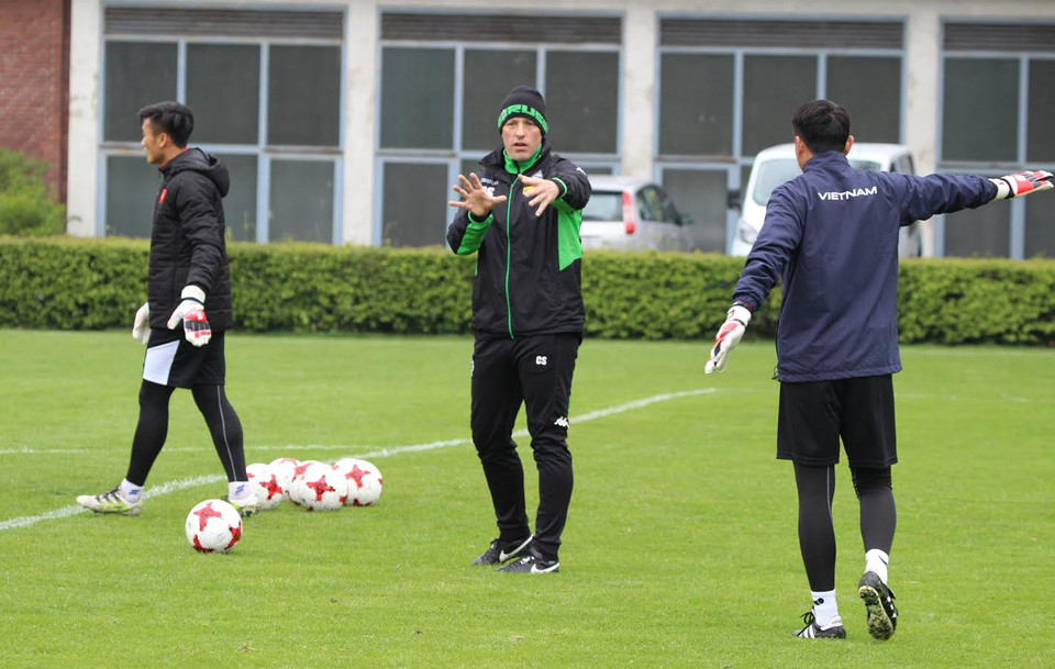 HLV thủ môn Christoph Semmler của đội U23 Borusia Mönchengladbach hướng dẫn các thủ môn của đội tuyển U20 Việt Nam tập luyện. (Ảnh: Phạm Văn Thắng/Vietnam+)