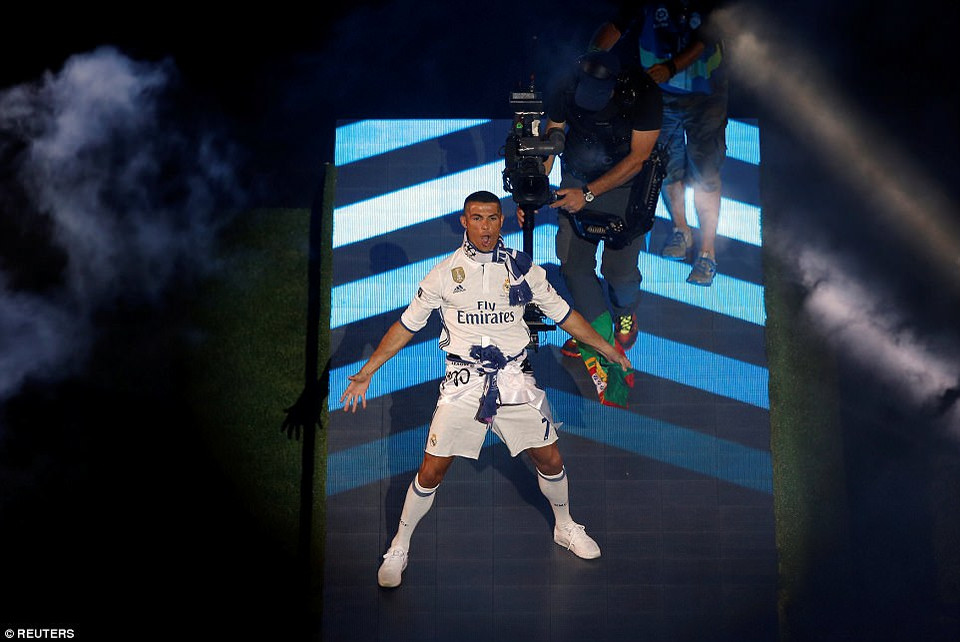 Ronaldo hân hoan trong buổi lễ ăn mừng chức vô địch Champions League tại sân Bernabeu.