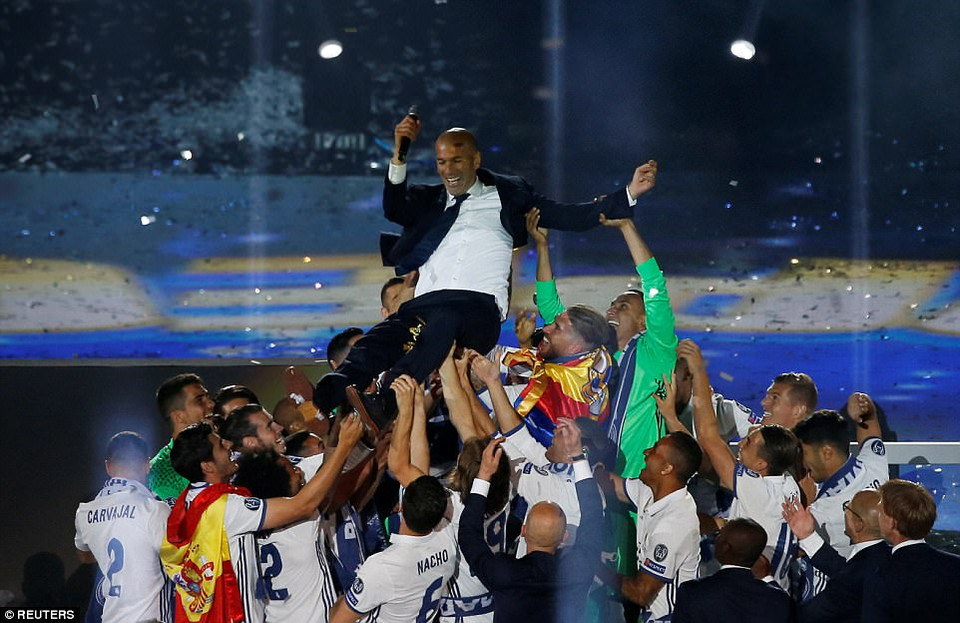 HLV Zidane được các học trò tung hô trong buổi lễ mừng chiến thắng.