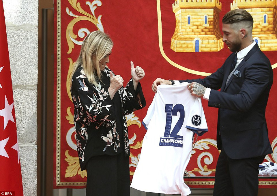 Ramos đại diện đội bóng trao chiếc áo đấu cho chủ tịch hội cổ động viên Real Madrid.