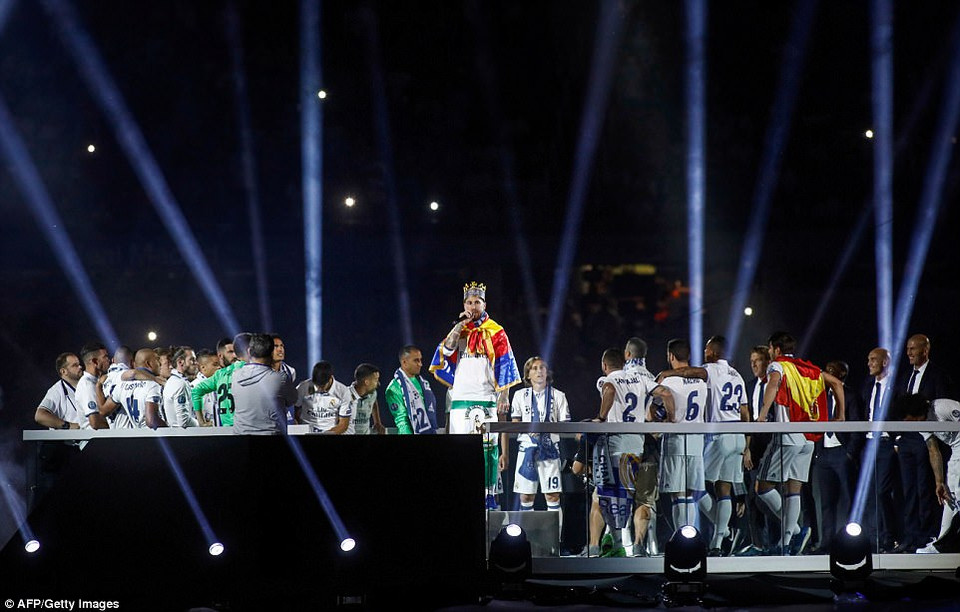 Đội trưởng Real Madrid Sergio Ramos phát biểu trước hàng nghìn cổ động viên có mặt trên sân Bernabeu.