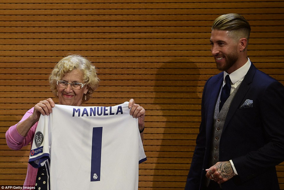 NThị trưởng Madrid Manuela Carmena chúc mừng và nhận món quà là chiếc áo số 1 của Real.
