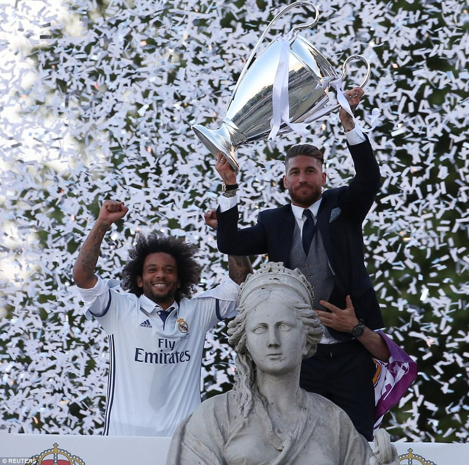Marcelo và Sergio Ramos nâng cao chức vô địch Champions League tại đài phun nước Cibeles.