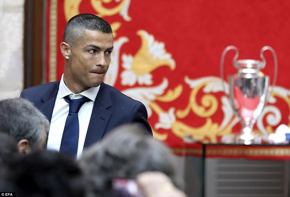 Ronaldo ăn mừng chức vô địch bằng kiểu tóc mới.