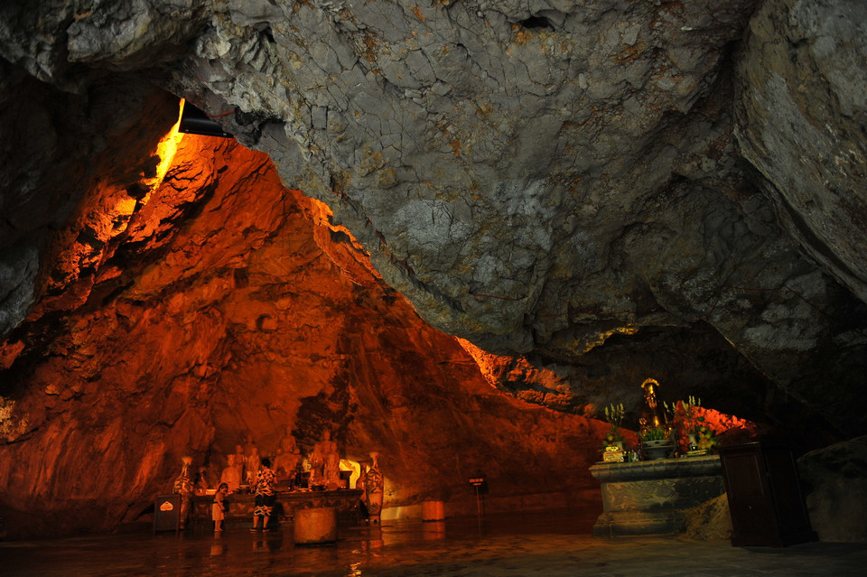 Hang chính của động Am Tiên có chùa đá thờ phật và đền thờ các vị danh nhân thời Đinh. (Ảnh: Minh Đức/TTXVN)