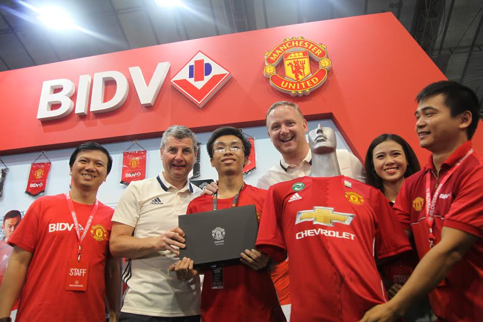 Sự kiện năm nay có sự tham dự của hai cựu ​danh thủ của câu lạc bộ Manchester United là Denis Irwin và David May. (Ảnh: M.Hằng/Vietnam+)