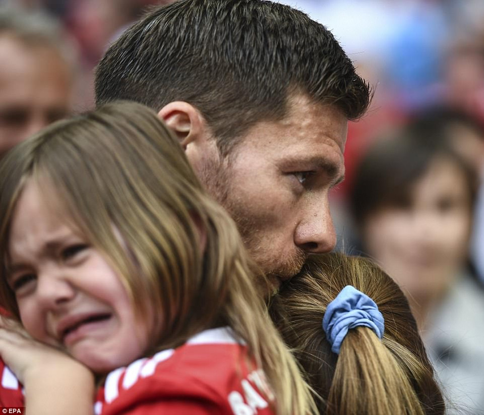 Xabi Alonso cũng chia tay nghiệp 'quần đùi áo số' sau trận đấu này.