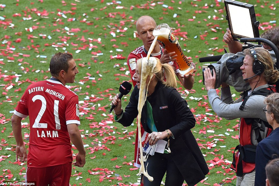 Nữ phóng viên tranh thủ phỏng vấn Lahm trên sân cũng chịu chung số phận.