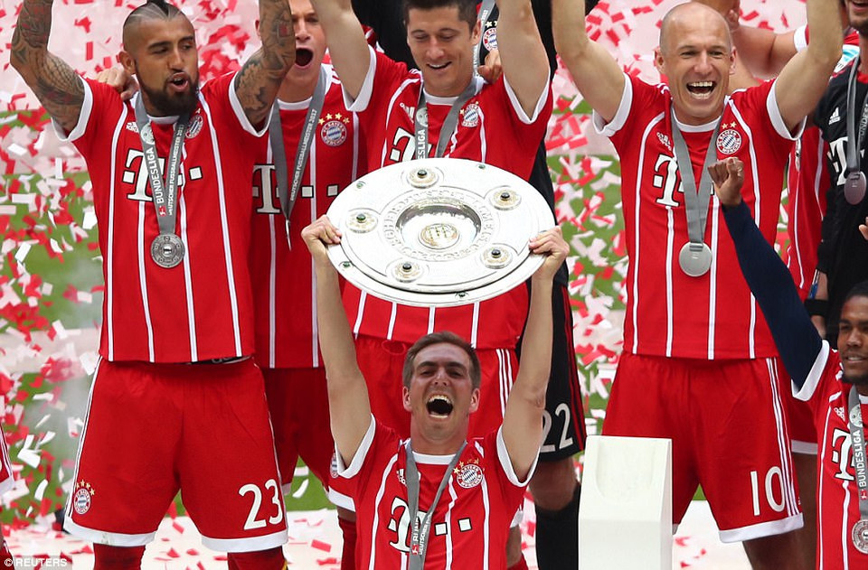 Lahm là người có vinh dự nâng cao đĩa bạc trong ngày đăng quang và cũng là lần cuối cùng anh có vinh dự này.