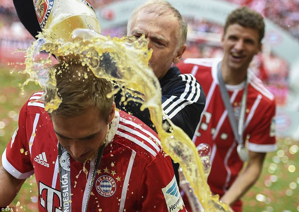 Đồng đội đã tặng quà chia tay Lahm... toàn là bia.