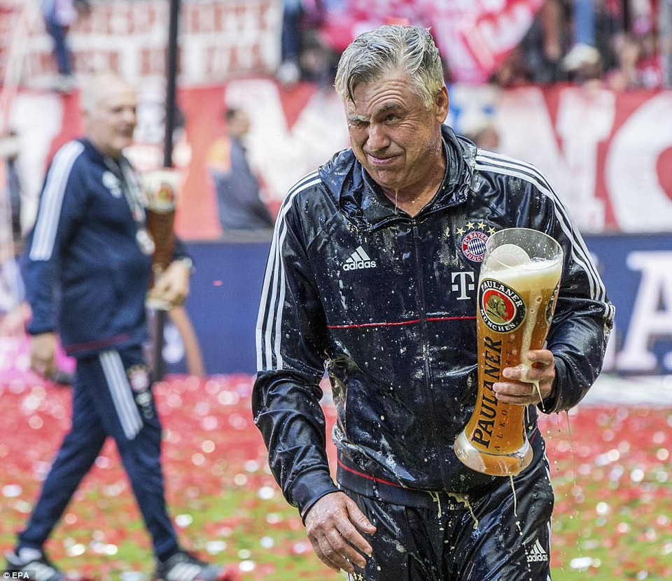 ...và đã bị học trò đổ đầy bia vào người.