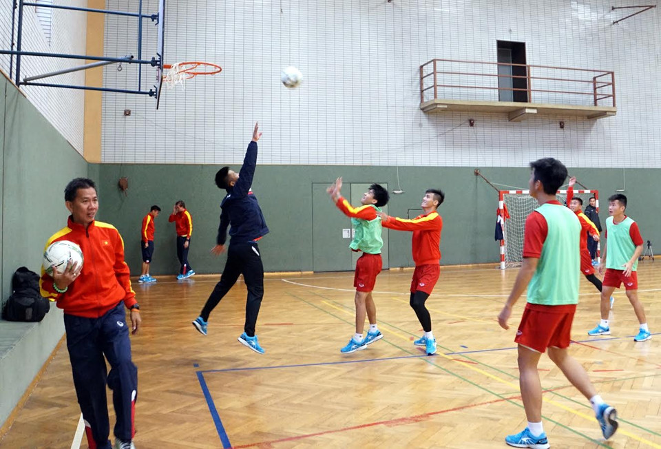 Các cầu thủ đội tuyển U20 Việt Nam tập luyện trong nhà với hình thức chơi bóng rổ và bóng ném (Ảnh: Phạm Văn Thắng/Vietnam+)