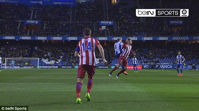Torres va chạm với Alex Bergantinos​.